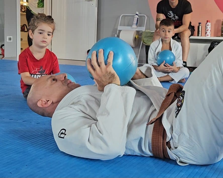 Il maestro spiega una tecnica di base ai bambini